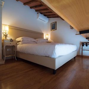 Camera classica con letto king size in edificio annesso